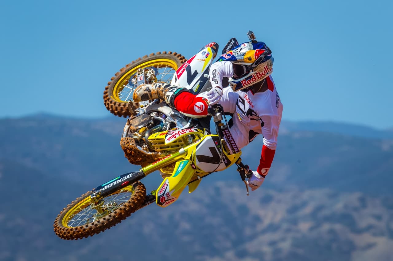 Piloto de motocross saltando com a moto em uma pista off-road